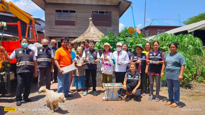 นายกเทศมนตรีตำบลกุดกว้าง นำวัสดุอุปกรณ์เพื่อปรับปรุงซ่อมแซมห้องน้ำห้องส้วม สำหรับผู้สูงอายุ ผู้พิการ มอบให้กับราษฎรครัวเรือนเป้าหมาย บ้านโนนสง่า หมู่ที่ 16